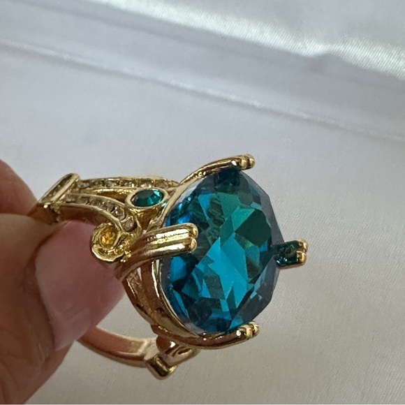 Golden Ring Inlaid Large Zirconia. - Picture 11 of 12